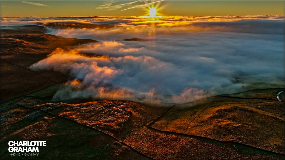 MadCowFudge's tweet image. Stunning #Sunrise and #cloudinversion at #malhamcove this #Morning #Stormhour #Weather #Yorkshire #YorkshireDales #Sun #Sony #Sonyshooter #SaturdayMotivation