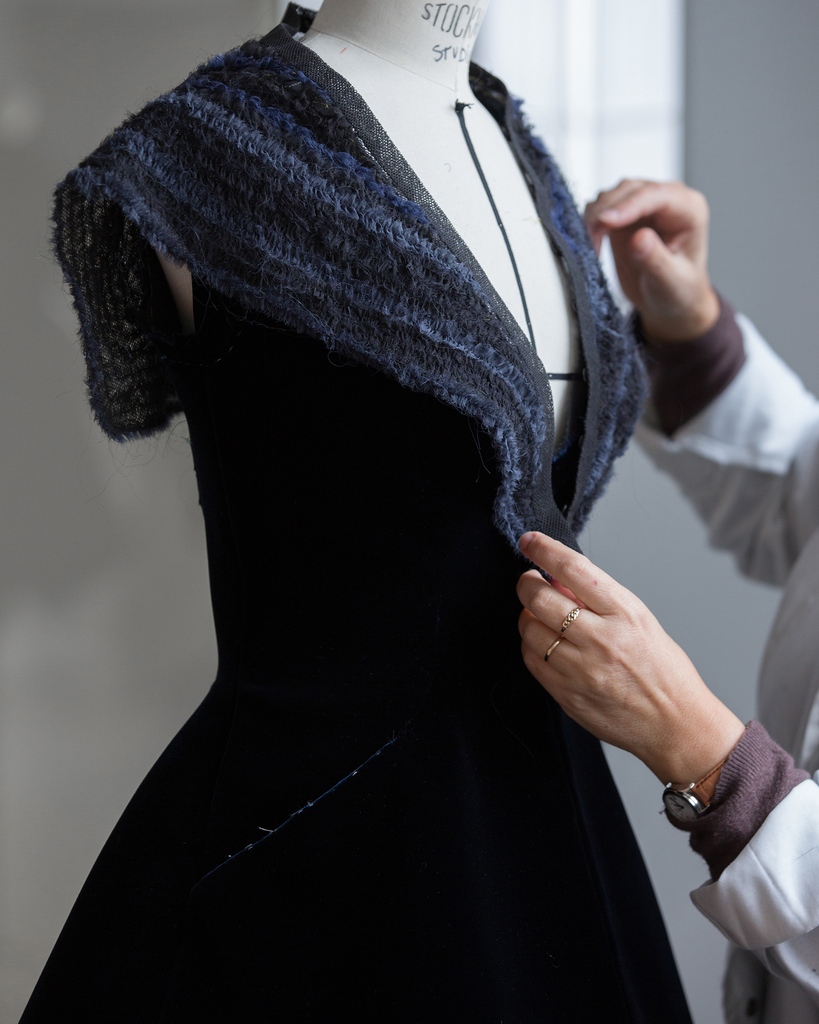 Dior's tweet photo. Dior Global Ambassador JISOO attended the press conference for 'Snowdrop', the drama series in which she plays the female lead, in a blue velvet #DiorCouture Spring-Summer 2019 dress by Maria Grazia Chiuri. Get a close-up of its #DiorSavoirFaire.
© YG ENTERTAINMENT &amp; Sophie Carre https://t.co/aqHm9f0VnQ