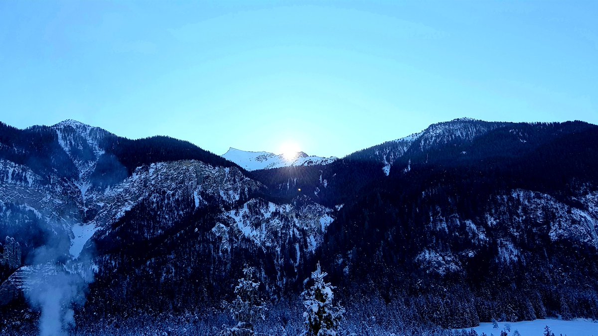 CrameriReto's tweet photo. Martinsloch in Surava? 😎😉 
#heimat #albula #surava #winter https://t.co/iCRgmjH0Jx