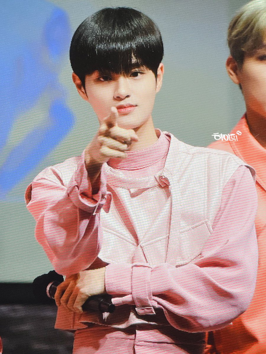 Hi_Hwi0129's tweet photo. 211218 #AB6IX #이대휘 #대휘
💘💘 https://t.co/KXcgai9xEZ