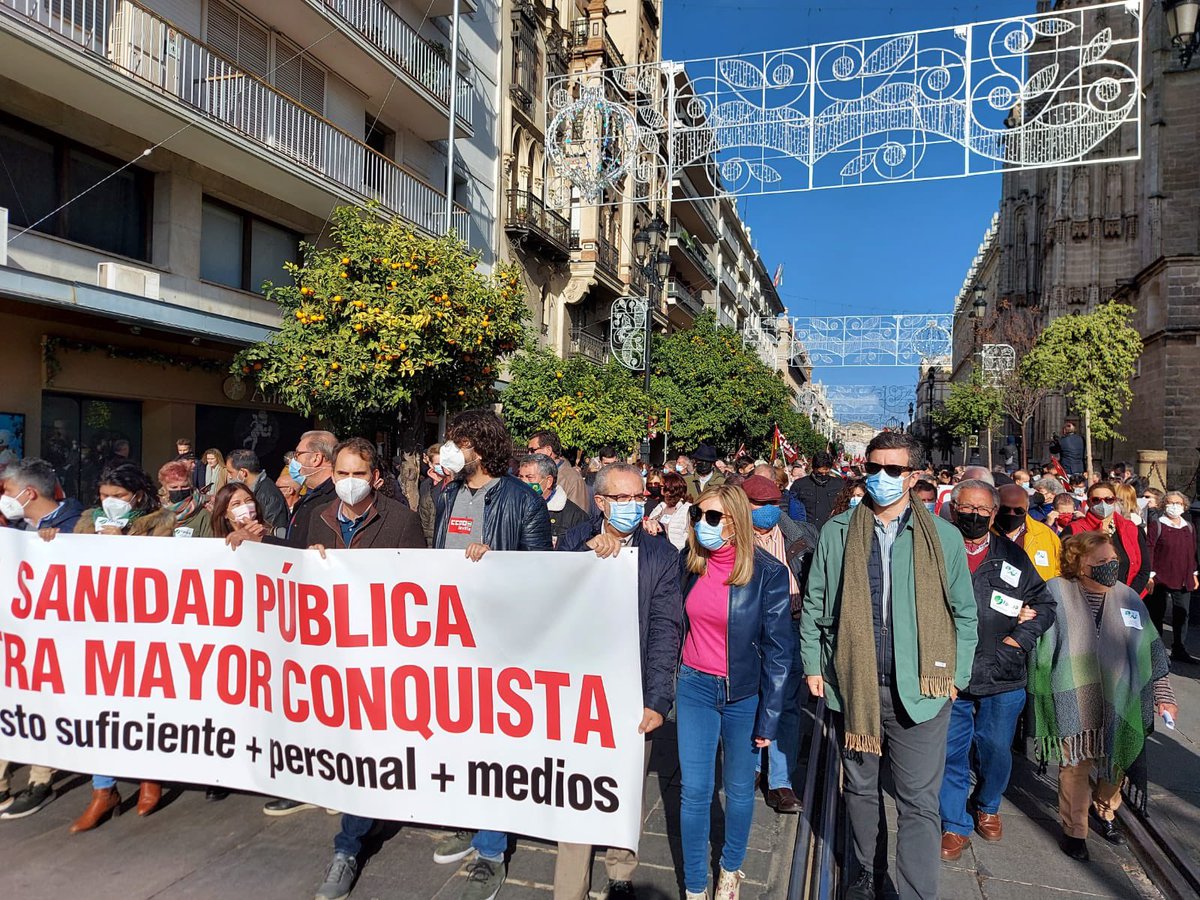 Esta mañana hemos recorrido las calles de Sevilla para denunciar el deterioro de la sanidad pública en Andalucía y exigir al gobierno de Moreno Bonilla que apueste y defienda una sanidad pública de calidad como garantía de la igualdad de oportunidades.