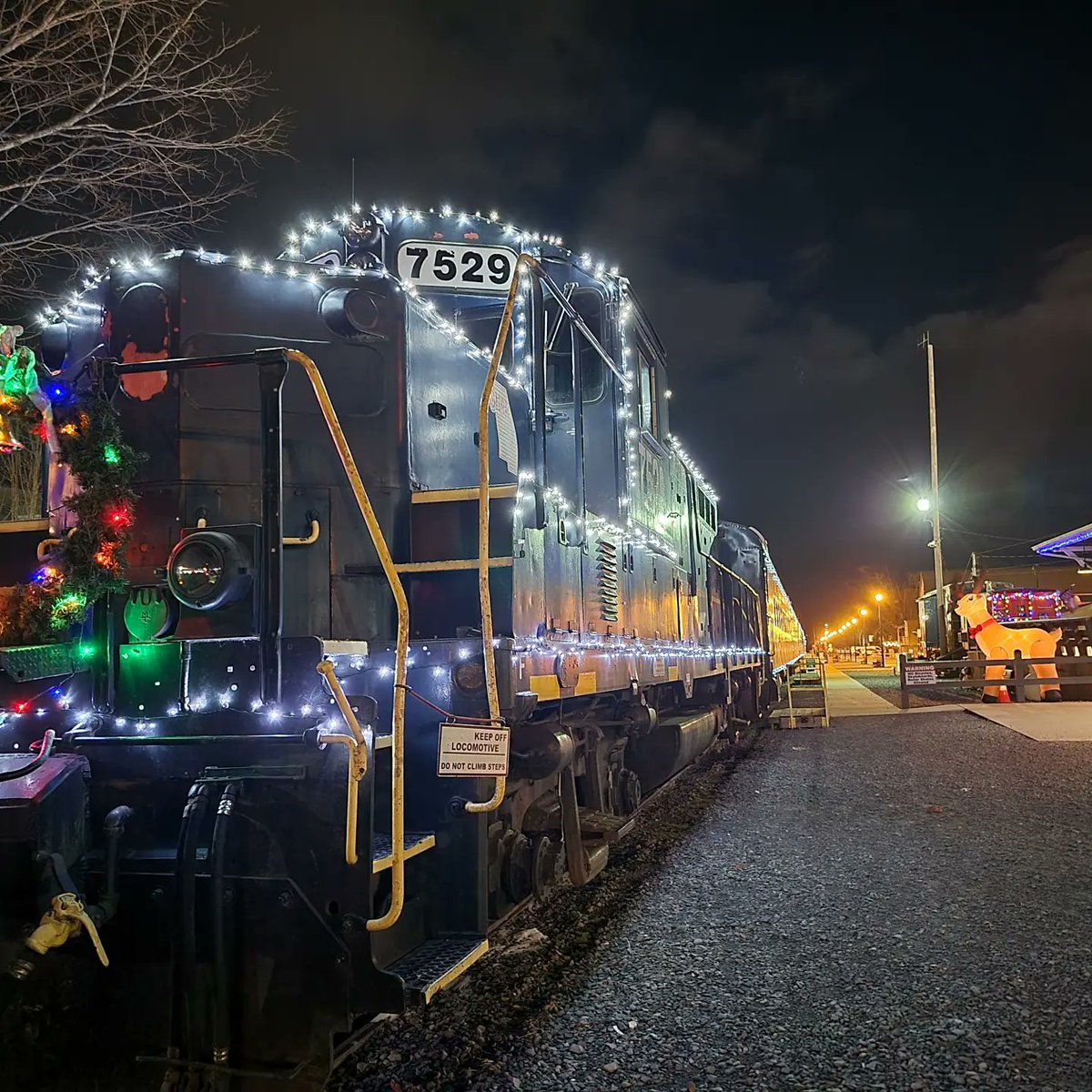 GA_MTN_CABINS's tweet photo. Have you ever taken a ride on the Blue Ridge scenic railway! LOVE these nighttime shots of the train. So much Christmas goodness! #blueridgega #xmaslights #trainphotography #blueridge https://t.co/1DwrOroBTb