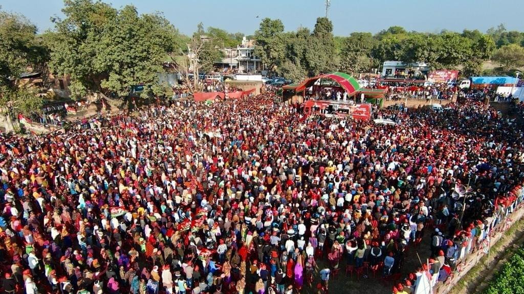 Manojpandeyweb's tweet photo. आज हमारी #ऊंचाहारविधानसभा क्षेत्र में रैली नहीं बल्कि @samajwadiparty  की महारैली विजय यात्रा संपन्न हुई, जिसमें माननीय राष्ट्रीय अध्यक्ष @yadavakhilesh  जी को अपना समर्थन और आशीर्वाद देने के लिए लाखों की संख्या में लोग उपस्थित रहे। 

"जनता सपा के साथ है, बाइस में बदलाव है" https://t.co/vE22ua4Dup