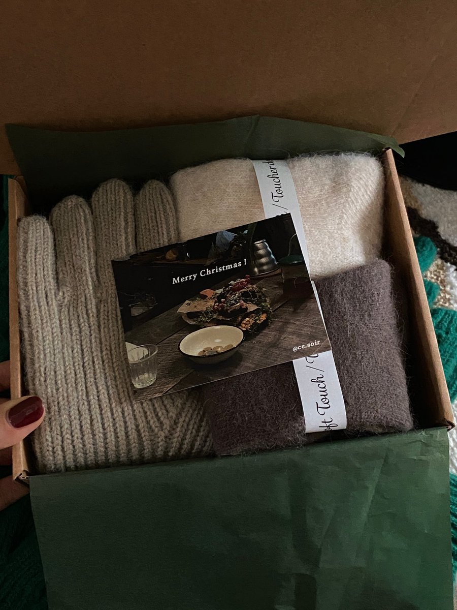 돌아온 #RT 이벤트🎅🏻❣️
메리 크리스마스!! 2분을 추첨해서 장갑&amp;양말 세트를 보내드립니다. 요즘 많은 분들이 좋아해 주시는 인기 선물 세트예요. 연말 선물용으로 최고🎁 GIFT 카테고리에 다른 선물용 아이템들 준비했으니 놀러와주세요💋
✔️당첨자 발표: 12/21
✔️구매 링크: naver.me/xoRA0upP