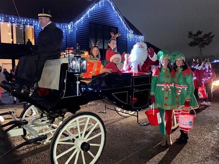 Lamberts_Doves's tweet photo. We enjoyed watching our friends from Barrington’s Funeral Directors helping Santa last night on his visit to Hertfordshire. Our youngest Lambert was even one of Santa’s Little Helpers. Fantastic evening, great turn out, all to be done again tonight in #Harlow. Merry Christmas! ❤️ https://t.co/FiYZ1gueLd