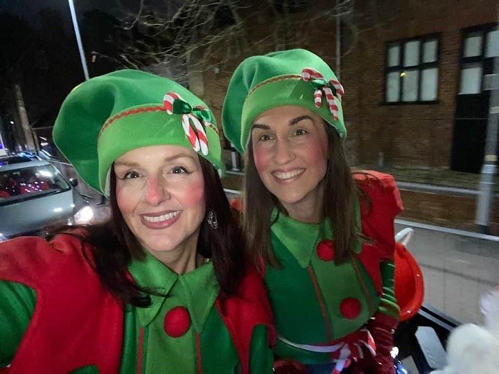 Lamberts_Doves's tweet photo. We enjoyed watching our friends from Barrington’s Funeral Directors helping Santa last night on his visit to Hertfordshire. Our youngest Lambert was even one of Santa’s Little Helpers. Fantastic evening, great turn out, all to be done again tonight in #Harlow. Merry Christmas! ❤️ https://t.co/FiYZ1gueLd