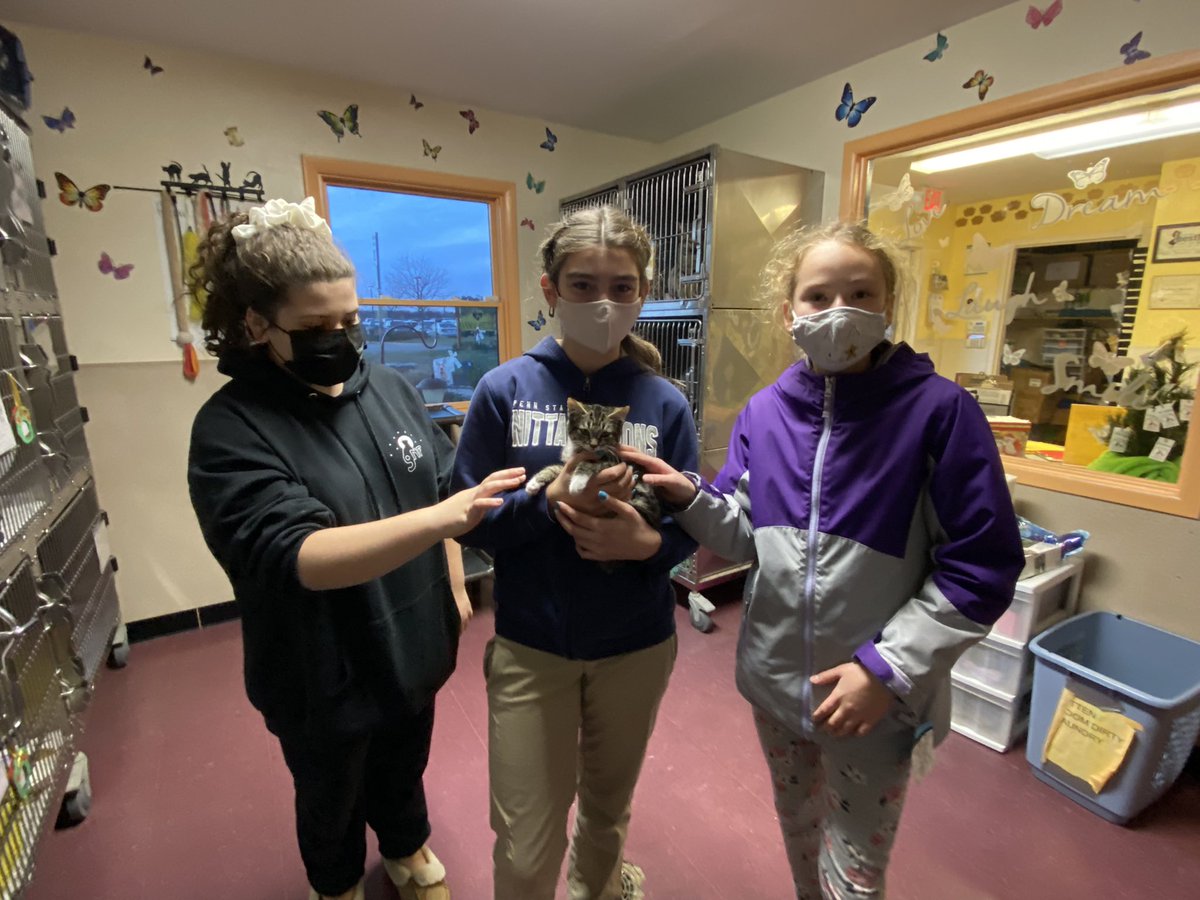 A huge thank you to our UTMS families &amp; staff for all the generous donations towards the Student Council’s Animal Shelter Giving Tree! We brought everything over &amp; even got to snuggle with some adorable cats &amp; dogs. #utms #AdoptDontShop #sras <a href="/Kerry_Foote21/">Kerry Foote</a> <a href="/LauraLoPiccolo_/">Laura LoPiccolo</a>