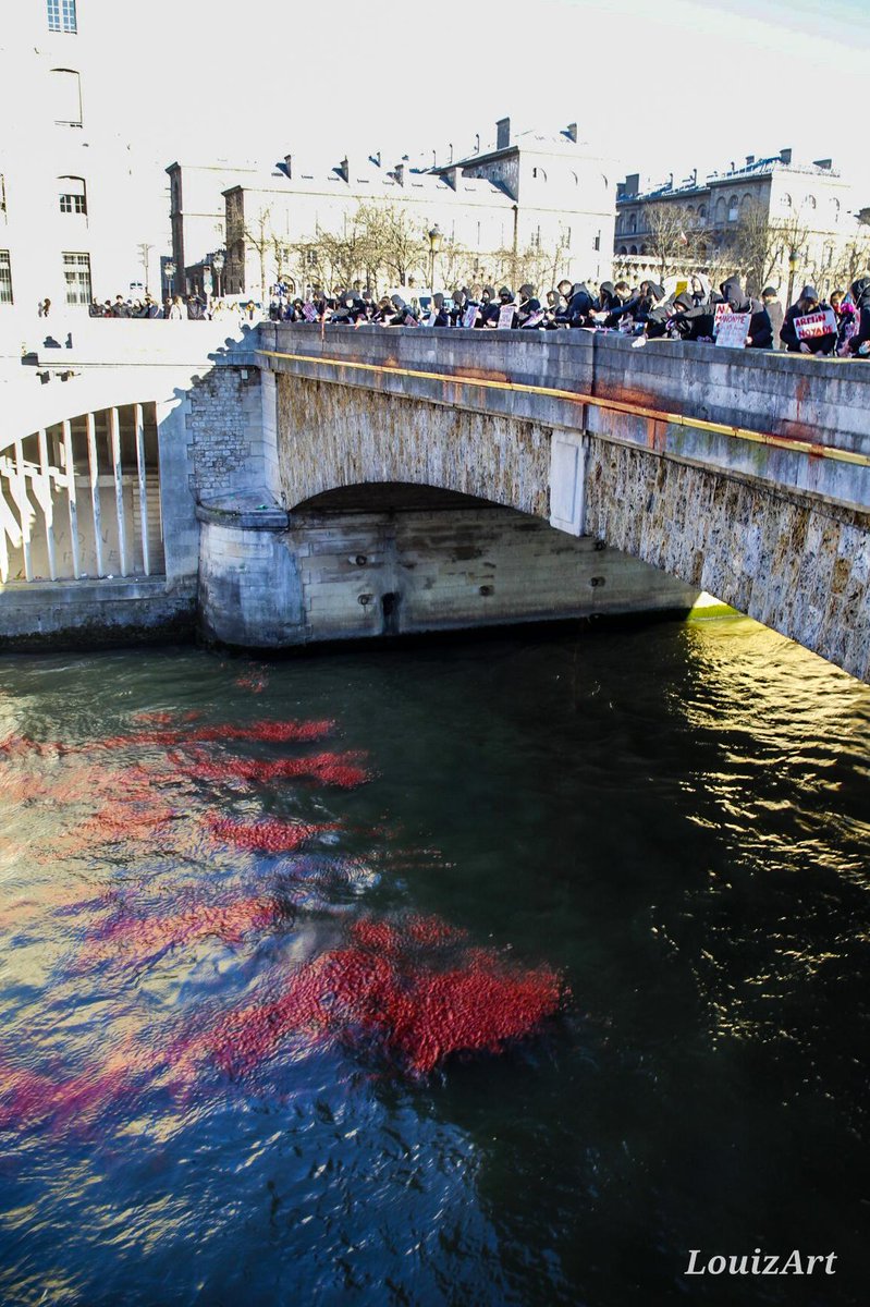 La Seine en rouge pour rappeler que nos frontières tuent. 

Rdv 15h place Clichy pour dénoncer les politiques migratoires criminelles.  #JourneeInternationaleDesMigrants