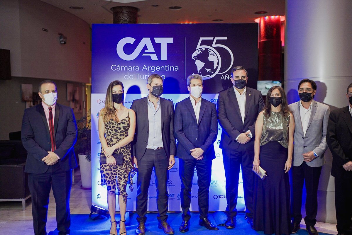 sergiounac's tweet photo. Junto al Ministro de Turismo de la Nación, @MatiasLammens, el presidente de la @camaradeturismo, Gustavo Hani y pequeños, medianos y grandes empresarios, vivimos la Cena Anual. Deseo para #SanJuan y toda la Argentina una gran temporada que acompañe al crecimiento del país. https://t.co/ednTRuODXi