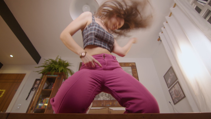 tmdqa's tweet photo. Mama Feet lança clipe incrível para "Something Real" e celebra vacinação contra a COVID-19 > https://t.co/gSQ4Wa7vbW https://t.co/ScT6a5r9ai