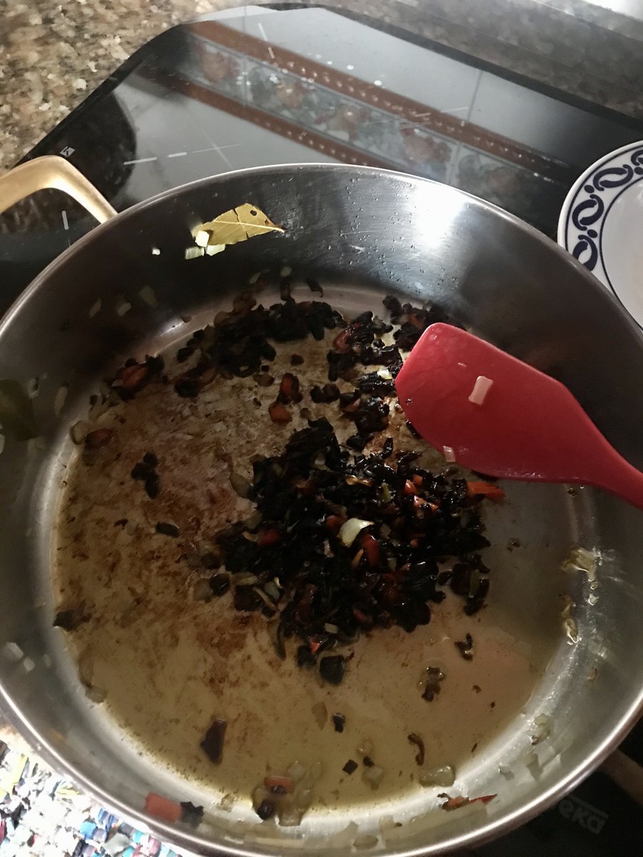 GilRod0's tweet photo. Mi padre y mi madre picados esta mañana por ver quién hacía su receta de salsa de tomate. 

Se decide hacer la de mi padre. Hace felizmente su sofrito y me deja al cargo de darle vueltas mientras se va a caminar: https://t.co/e2WVaCq8EU