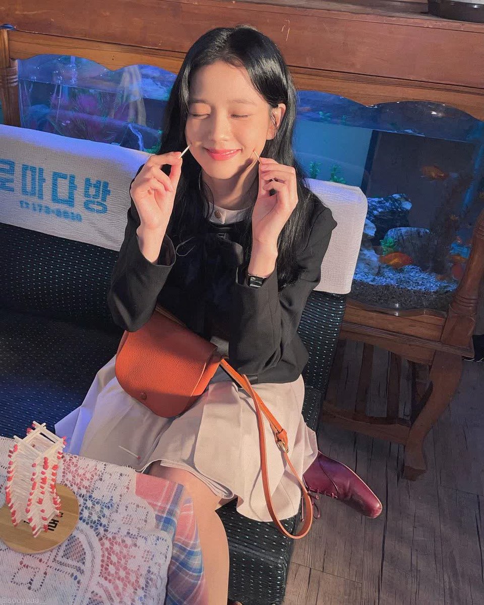 Chờ actress Chu thuiiii

NICE TO MEET YOUNGRO
#SnowdropPremiere