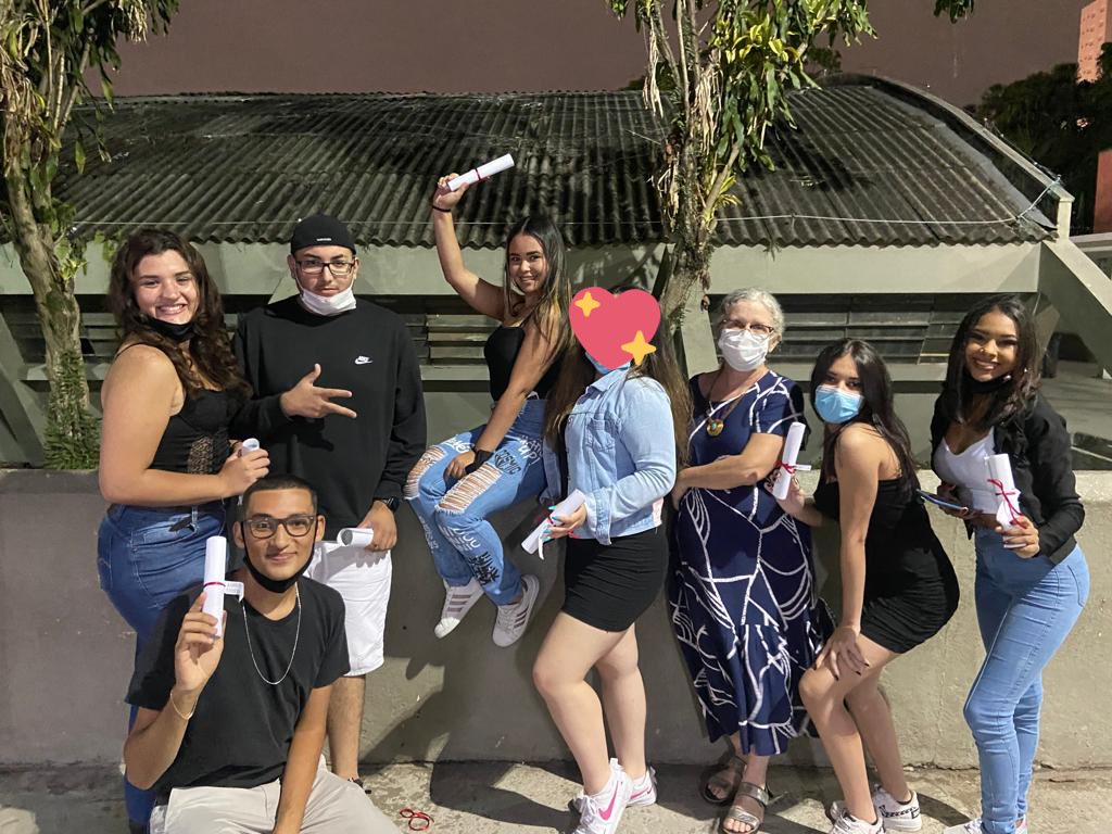 LV2543's tweet photo. Enfim os humilhados sendo exaltados kkkkk #formados🎓 https://t.co/UMTCTykD8H