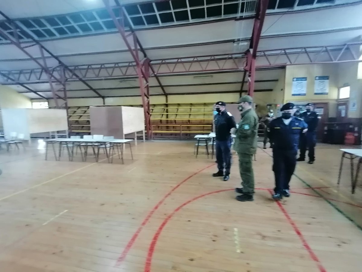 Armada_Chile's tweet photo. El Jefe de la Fuerza Regional #LosLagos, Comodoro Mauricio Arenas se trasladó hasta la comuna de  #Chaitén donde revistó al personal de @CarabLosLagos que resguarda el Gimnasio Municipal  ante las próximas elecciones.

#Elecciones2021CL https://t.co/J6NJLOfIAo