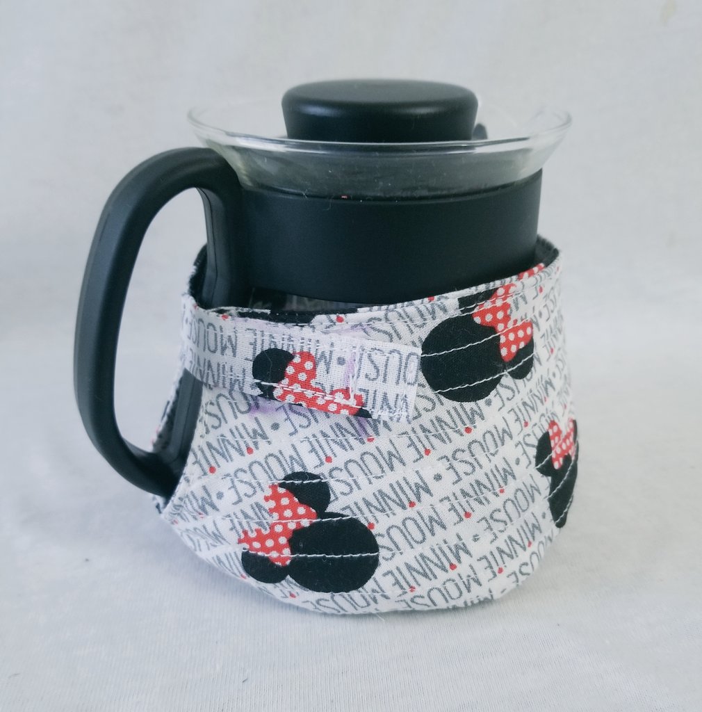 Saccombb's tweet photo. 週末金曜日に夜なべして作ったカバー。
時々マグの代わりに使ってるHario 01 の360mlコーヒーサーバー専用。
布地の間にキルティングに使うバッティングを入れたので保温性が多少は良いかも。年中アイスコーヒーを飲んでるからコースター代わりに使うつもり。
#Hario
#Coffee
#coffeeserver https://t.co/fRdtpI4FZ9