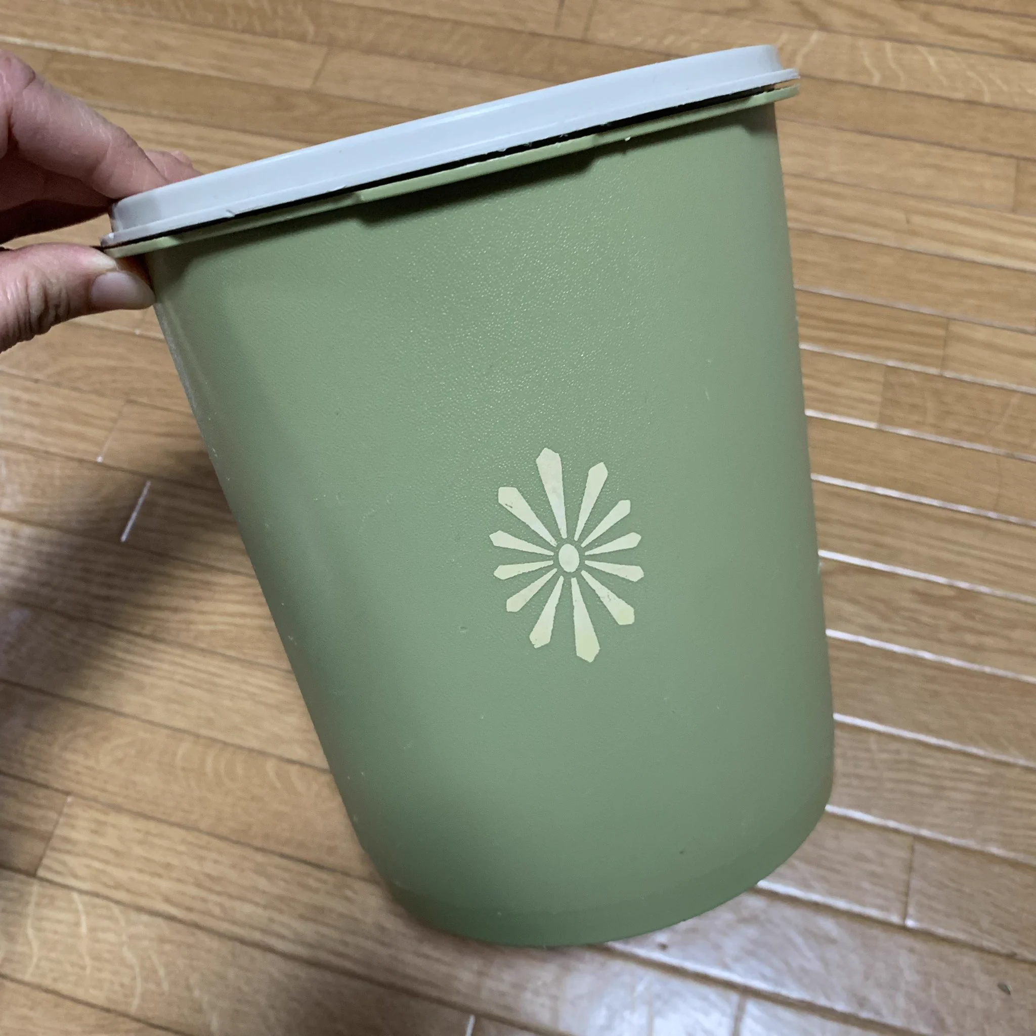 @na74 猫のフードを入れに。蓋がひび割れてきて蓋だけ欲しいんだけど、今のオシャレな色のじゃダメなの。このオリーブグリーンに合う色のが欲しいの😥 