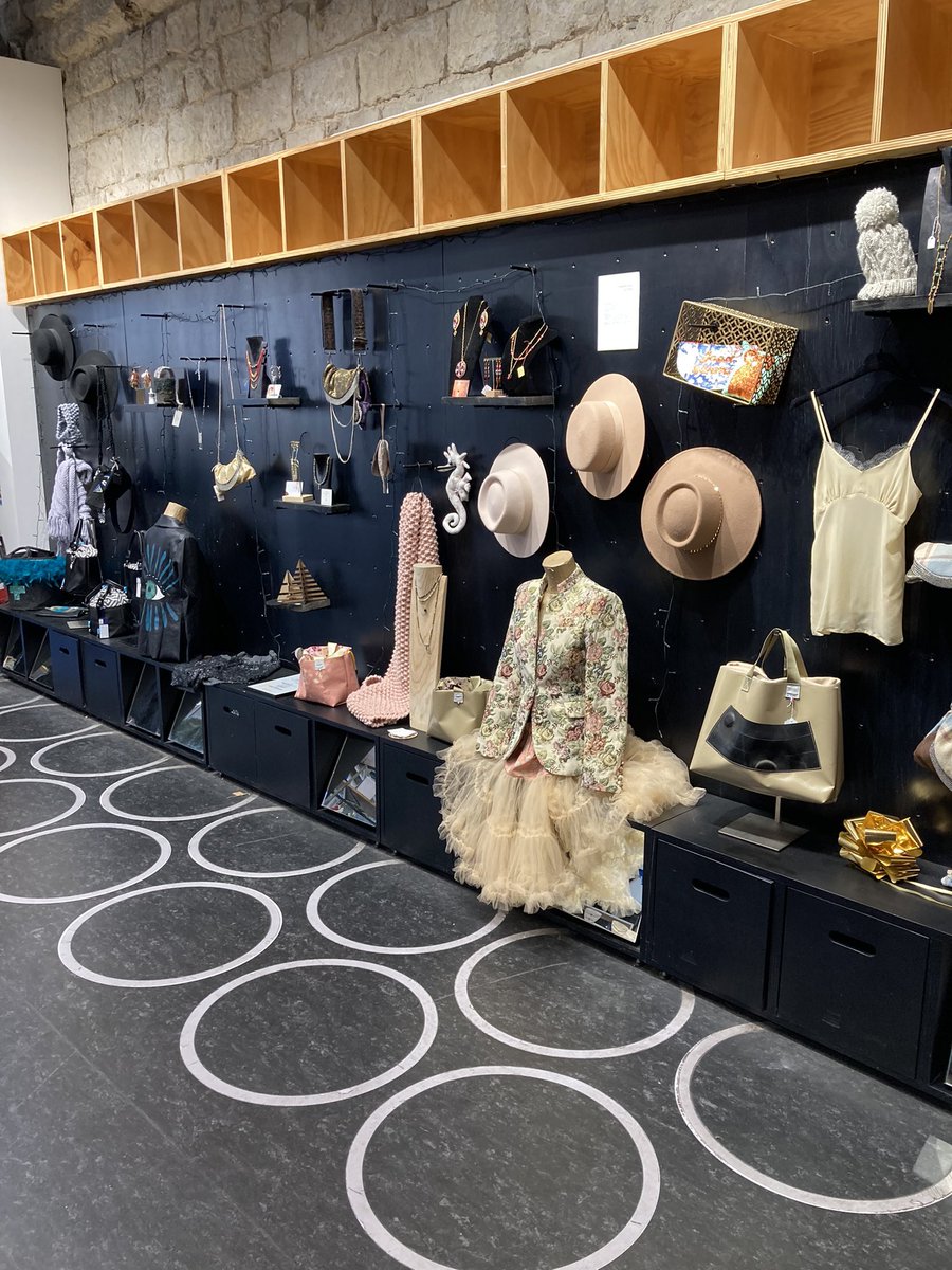 ThierryTreglia's tweet photo. 👋Aux Docks à Marseille, pour vos cadeaux de fin n d’année, optez pour #madeinmarseille #noeldescreateurs #faskforce tout prix tout style et un super accueil 🤩😉👍 https://t.co/JpQ61duqiG