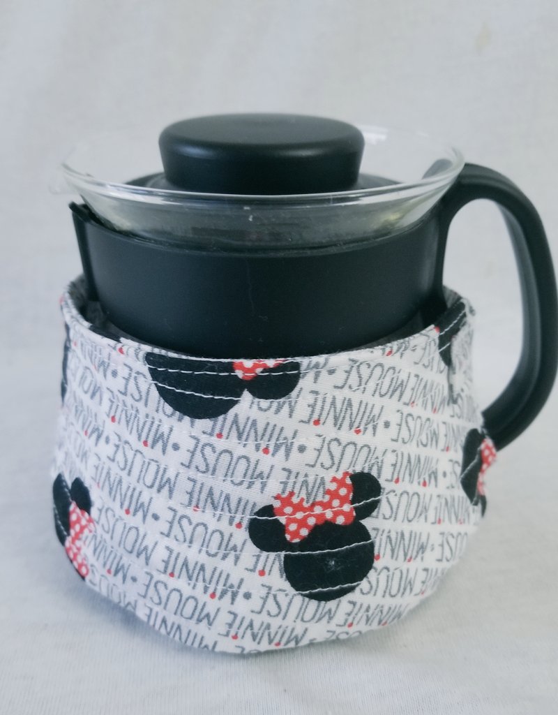 Saccombb's tweet photo. 週末金曜日に夜なべして作ったカバー。
時々マグの代わりに使ってるHario 01 の360mlコーヒーサーバー専用。
布地の間にキルティングに使うバッティングを入れたので保温性が多少は良いかも。年中アイスコーヒーを飲んでるからコースター代わりに使うつもり。
#Hario
#Coffee
#coffeeserver https://t.co/fRdtpI4FZ9
