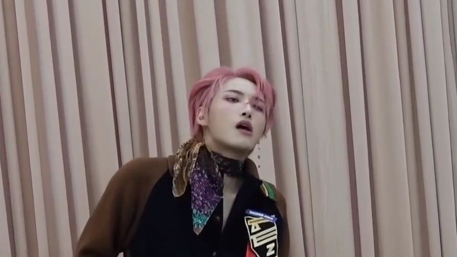 thinkingabtpsh's tweet photo. this seonghwa look will always remain iconic https://t.co/nfowZwxgEE