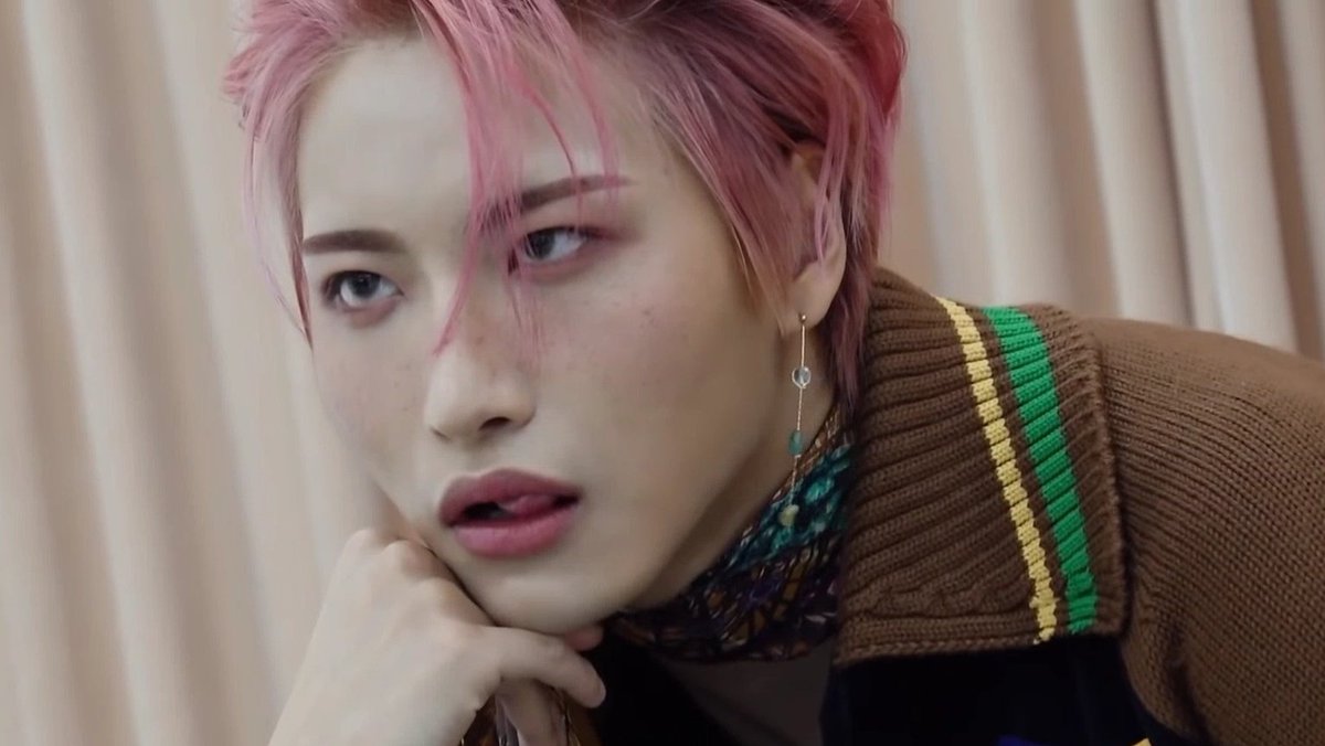 thinkingabtpsh's tweet photo. this seonghwa look will always remain iconic https://t.co/nfowZwxgEE