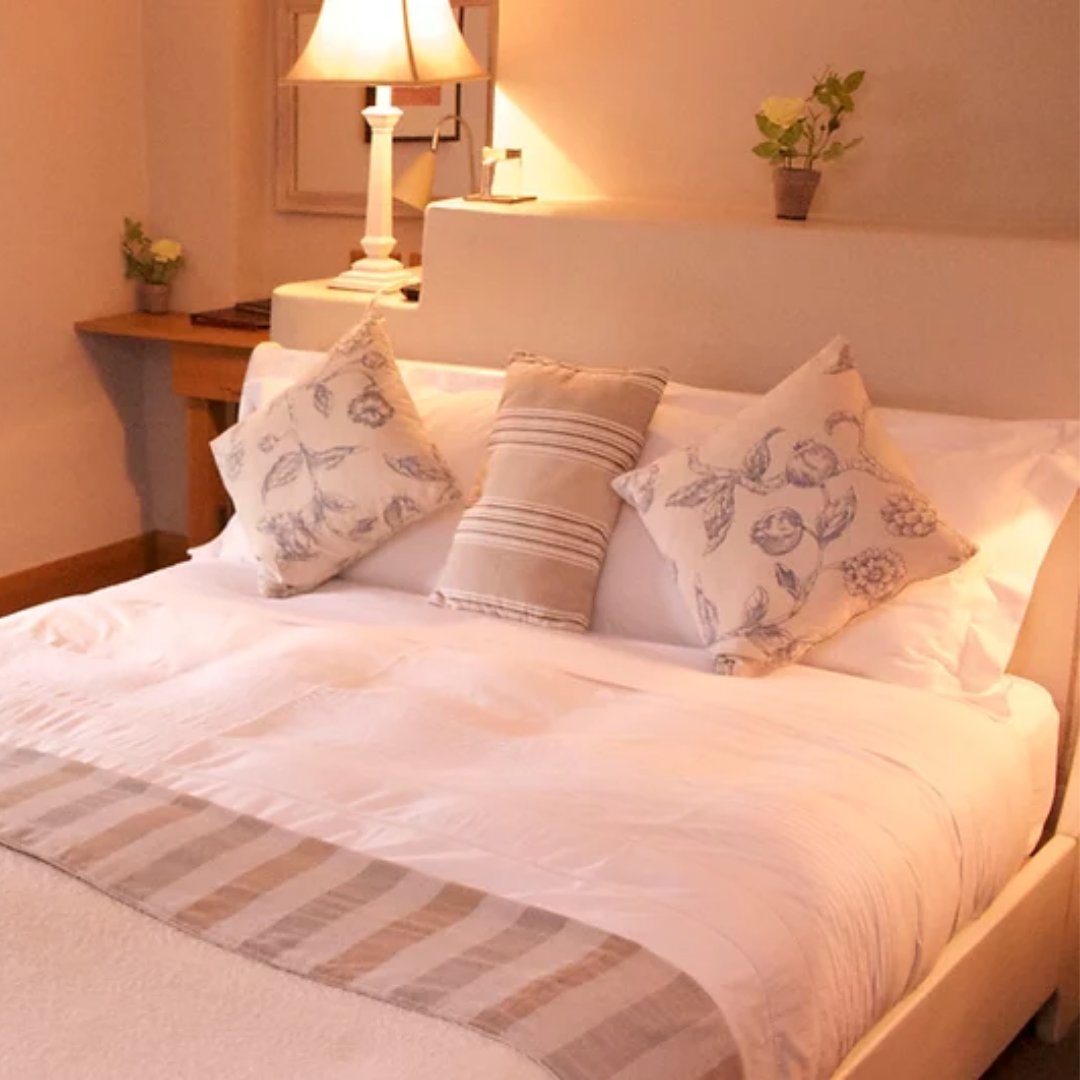 InnKingsdon's tweet photo. Don't forget, we have three beautiful rooms available at the Kingsdon Inn. 🛁

➡ https://t.co/cT1xmpAA5u

#roomwithaview #staycation #shortbreak #awardwinning #tripadvisor #countrypub #travellerschoice #dineandstay #somersetstay #goodfood #kingsdoninn https://t.co/qMon1mCsrh