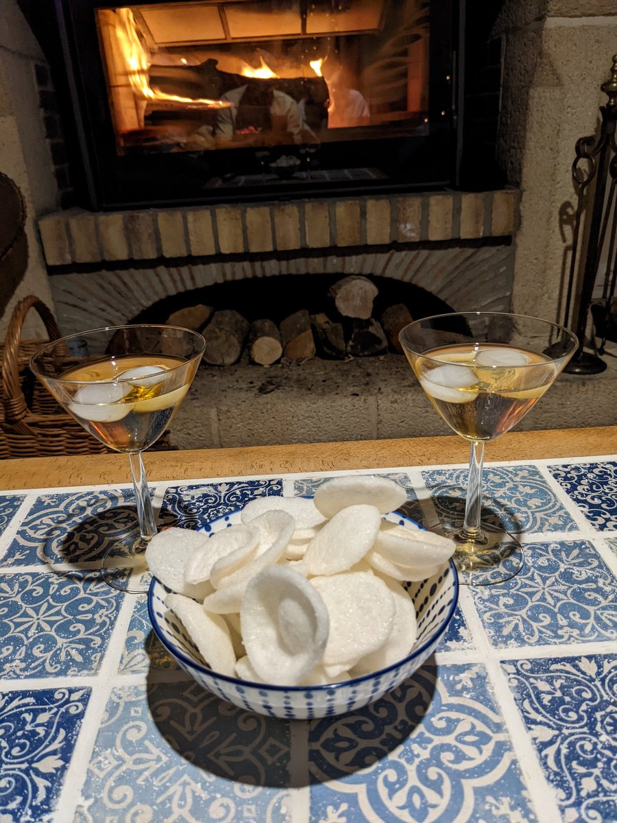 lectur76's tweet image. Au coin du feu avec cette belle couleur. Bien agréable cette saveur d'essence de plantes aromatiques #martiniaperitivo #martinisansalcool  @Martini_france