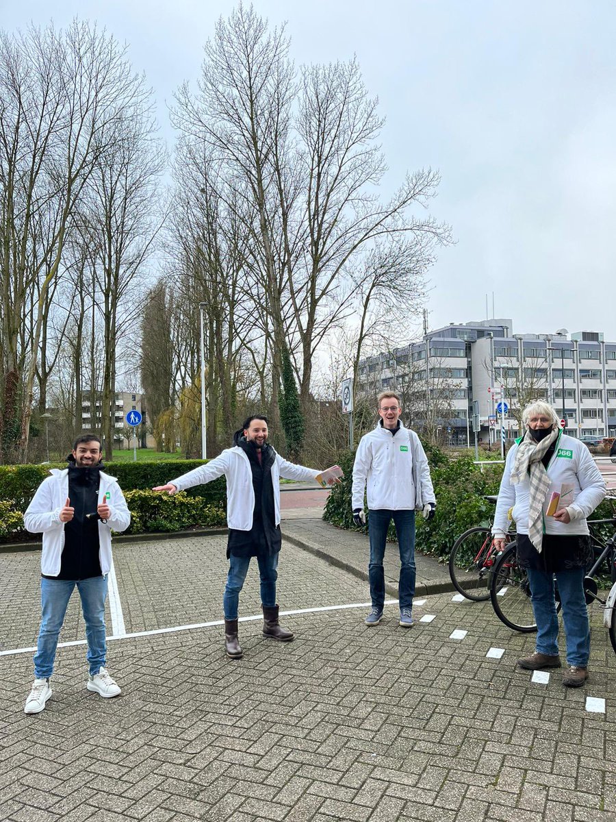 🎉 Vandaag zijn we in Leidsche Rijn, Lunetten en de Binnenstad. 

Het #regeerakkoord geeft Amelisweerd weer toekomst ten koste van de verbreding van de A27 🌳!

Wij willen dat het bespaarde geld gaat naar het bereikbaar maken van de toekomstige groene stadswijk Rijnenburg 🏡.
