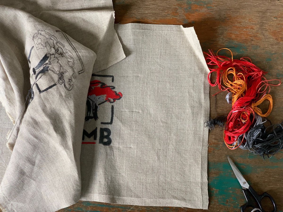 TMB_CD's tweet photo. La TMB a commandé des trousses aux couleurs de la Banque confectionnées par les #brodeuses de l'entreprise sociale #Kisany. Nous sommes heureux de soutenir des initiatives locales. Nous félicitons les femmes de l'atelier Agape à #Goma pour leurs réalisations #MadeInCongo #RDC https://t.co/r2UM315XNw