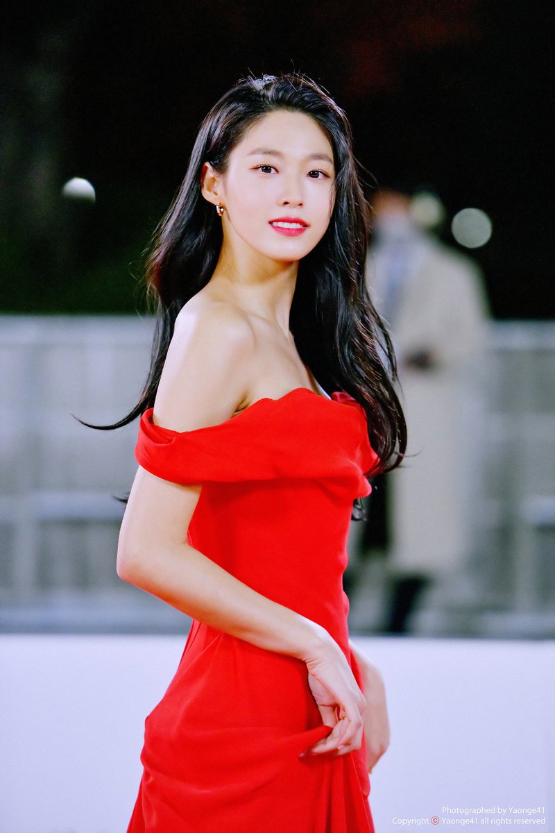 yaonge41's tweet photo. 211126 설현 #청룡영화제 #설현 #김설현 #Seolhyun https://t.co/wxnd6CUlso