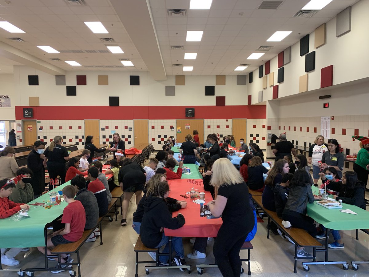 MelissaSoileau7's tweet photo. #WeAreFowler our Falcon Friends made gingerbread houses, it was such fun!! https://t.co/G1vuDFXfv5