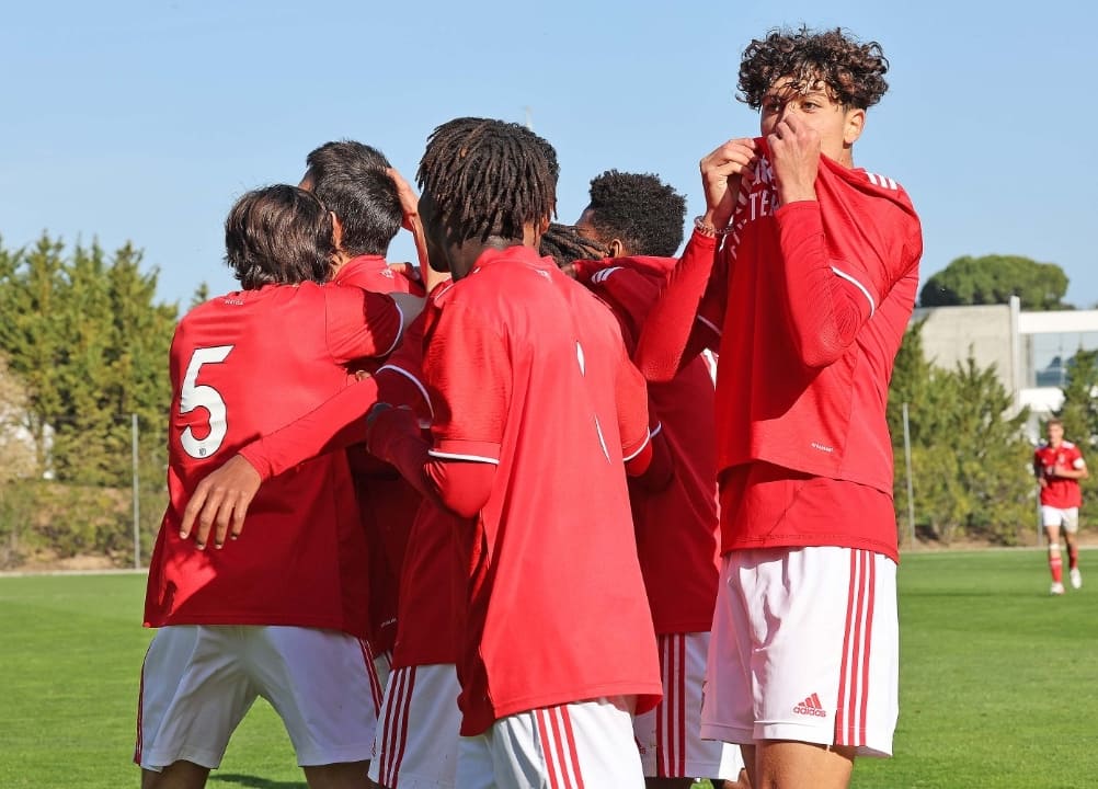 vaibenfica1904's tweet photo. 🎶 De manhã começa o dia...

Os #JuvenisBenfica venceram o Sporting por 3-2, na 5.ª jornada da 2.ª fase do Campeonato Nacional (Série Sul).

Rafael Luís (GP), João Rego e Leonardo Barroso (AG) apontaram os nossos golos.

#EPluribusUnum #FormarAGanhar https://t.co/zVNMtu48AQ
