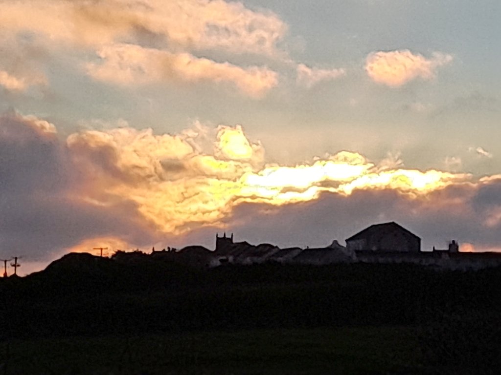 gnome_alice's tweet photo. Pale morning light Thursday Not early, no early light now
Broad brushstroke of colour from #Truthwall to #WhealBal
Few minutes and colour has tinted sky in all directions, glorious backdrop to #Botallack
Dark over #StJust Churchtown
Looks apocalyptic as we turn for home.
#Kernow https://t.co/wYXUkFE4qo
