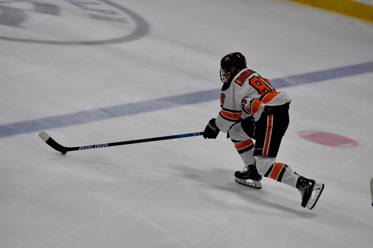 JRFMidgetHockey's tweet photo. The #21 @JRFMidgetHockey 15u take on the #12 @RealVHHockey at the @T1EHL Showcase in AZ at 12:15 EST @icedenaz @MYHockeyRanking @AYHL @LiveBarn #jrflyershockey #rolljr https://t.co/UJidP1JhRV