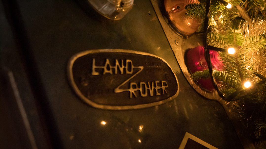 Who's ready for Christmas?! We would love to see pictures of your Land Rover helping you collect your Christmas tree! Comment your pictures below 👇