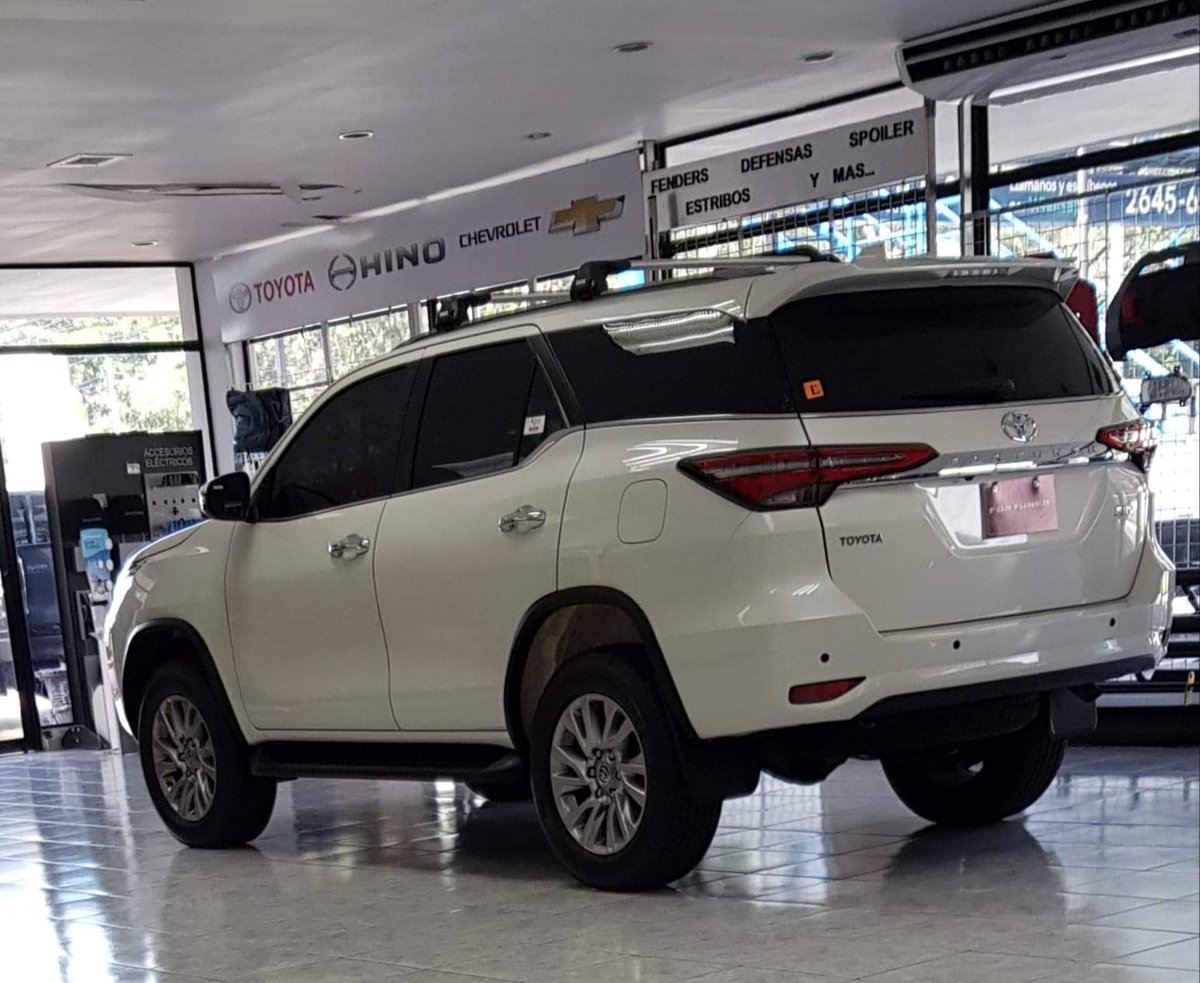 LaVenezolanna's tweet photo. Ahorren para que  en 7 meses puedan comprar una camioneta de US$66,000 como la del hermano Caleb  Navarro. https://t.co/lP6wHkt88Z