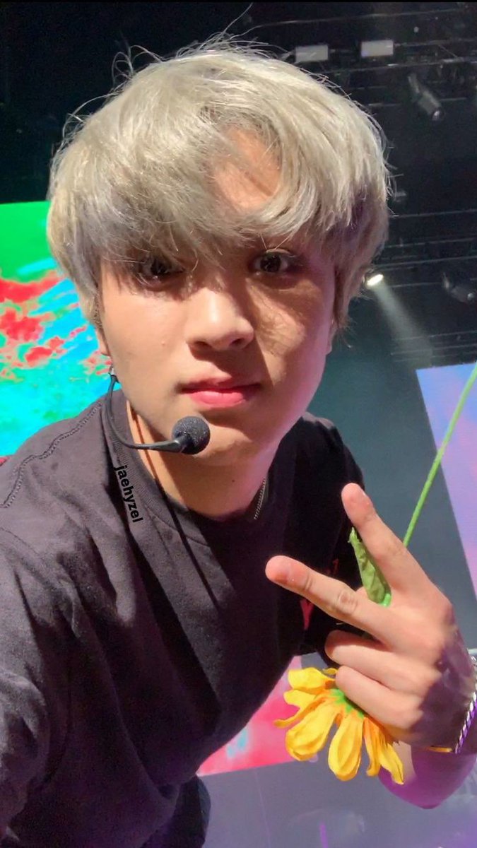 haechanconfess's tweet photo. Pengen liat Haechan! ambil selca di hape fans lagi 😭🤍 

Cr. jaehyzel https://t.co/HEnl5PPnpu