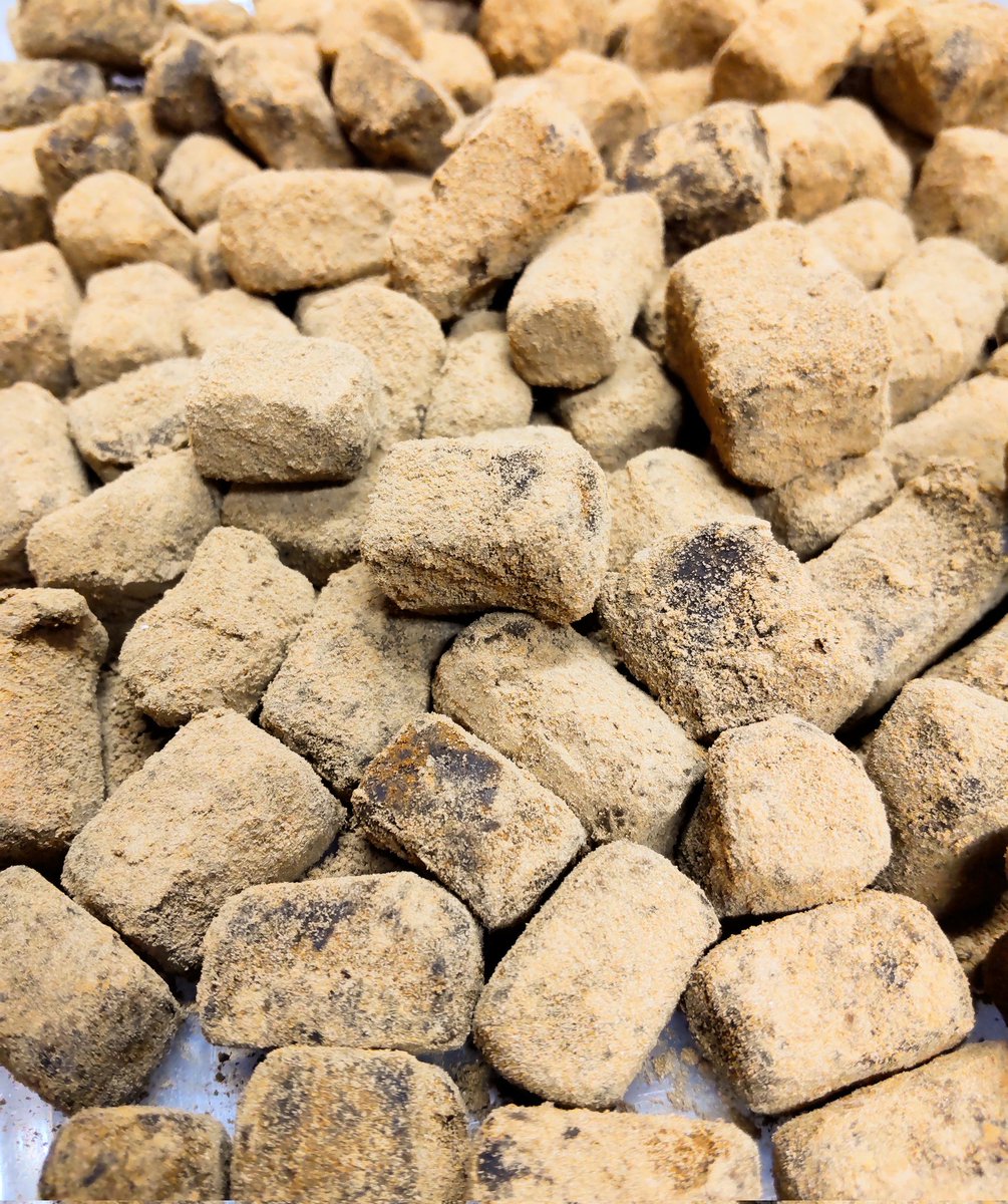 OuchicafeK's tweet photo. 生チョコ続き…
焙じ茶を使った生チョコ
写真に撮ってみると
きな粉みたい…
もっと焦げ茶色なのですが
キレイに色が出ない
難しい…
この際、きな粉を使った
生チョコも作ろうかな
と、考えたり
#生チョコ
#焙じ茶
#chocolate
#roastedgreentea https://t.co/M350ZciId3