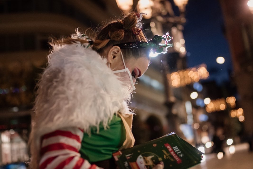 ReusPromocio's tweet photo. #REUSUNNADALAMBGENI 🎄🎄
‼️Aquesta tarda, a partir de les 18 h, pels carrers del centre, ajuda als Follets de Nadal a recuperar la seva crearivitat 👉 i aconsegueix el quart imant i làmina del Nadal. ⭐️⭐️⭐️ #nadal #follets #animacio #itinerant @reus_cat https://t.co/dk4lMpYWGC