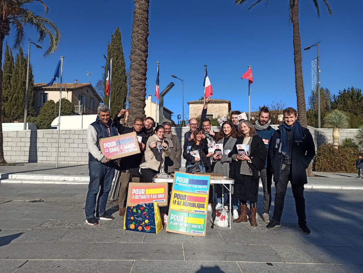 LFIMontpellier's tweet photo. Beau groupe motivé pour diffuser le #ProgrammeMelenchon au marché de Castelnau-le-Lez
Pensez aux cadeaux pour Noël! 🎁
#Melenchon2022 #UnionPopulaire https://t.co/HcgIB0M9pN