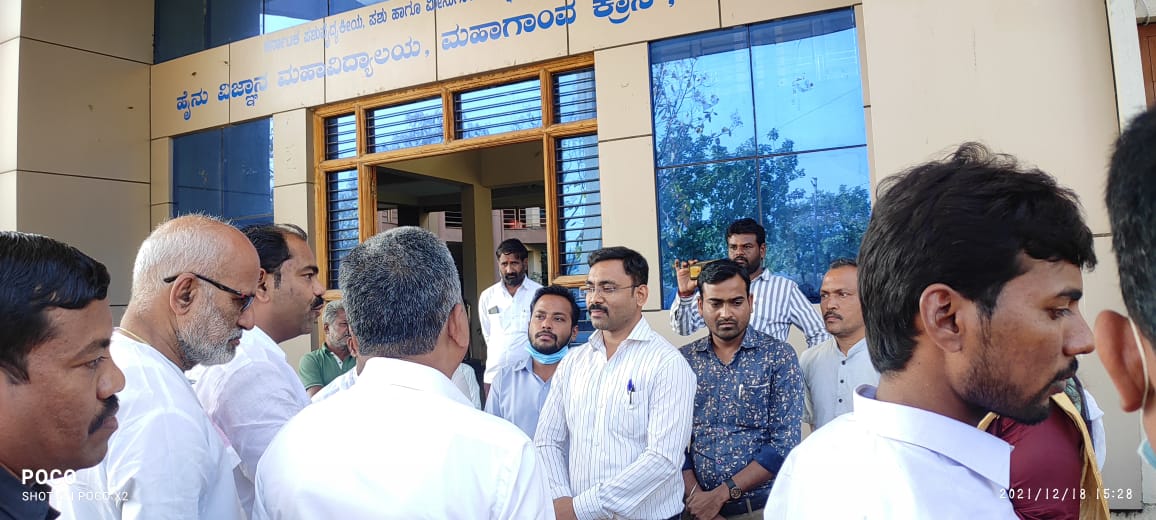 AlumniDsck's tweet photo. #Dairysciencecollegekalaburagi
#Protest Day2 #Kalaburagi #MLA visited to college and gave support towards our protest.Thanks for your concern @BMattimud sir @BJP4Karnataka #studentsrightaccredationfight @PMOIndia @BSBommai @ICAR__NDRI @icarindia @Kvafsustudents @kvafsu @vckvafsu https://t.co/8wBwrjrf1k