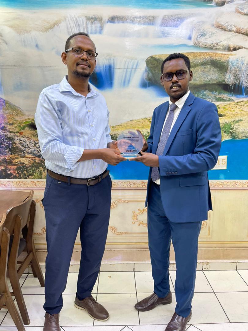 BaraarugLibrary's tweet photo. @HMudane and BOD @BHayaama are very pleased and honoured to present Baraarug Library's Best Friend Award For 2021 to @AdenCERD and Prof. Abdirachid M. Ismail in recognition for their unwavering support and unrelenting guidance that helped in leading our path to success. #Djibouti https://t.co/jUmPud89Sz