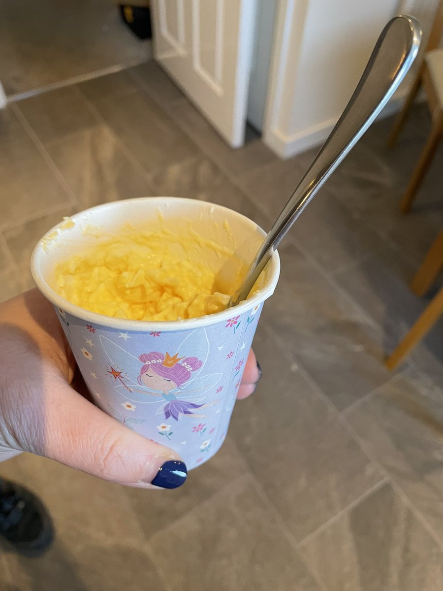 MrsArcticride's tweet image. The movers have been to pack the house ready for the big move so im making egg mayo in a paper cup 😂👌 #movingproblems
