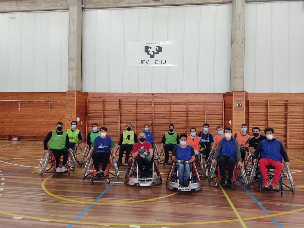 zuzenakclub's tweet photo. Nuestros jugadores #RugbySilla 🏉♿Asier y Alexis, participaron ayer en una acción conjunta con la facultad de IVEF de la @upvehu https://t.co/qgy8VgboMH