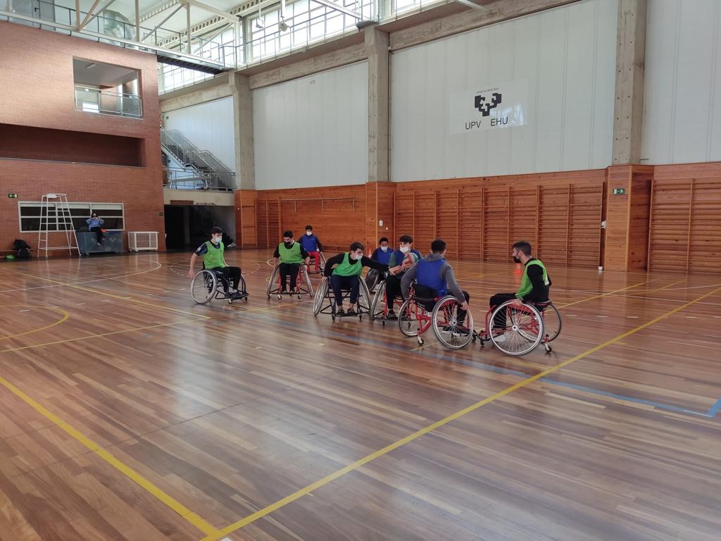 zuzenakclub's tweet photo. Nuestros jugadores #RugbySilla 🏉♿Asier y Alexis, participaron ayer en una acción conjunta con la facultad de IVEF de la @upvehu https://t.co/qgy8VgboMH