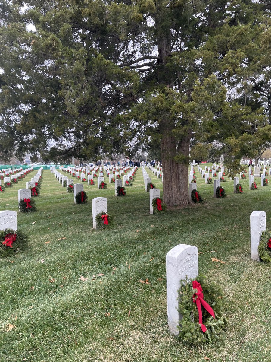 Liz_Cheney's tweet photo. It was a privilege to place wreaths this morning at ⁦@ArlingtonNatl⁩ cemetery to honor all who’ve served. #WreathsAcrossAmerica https://t.co/t07kZOlcWP