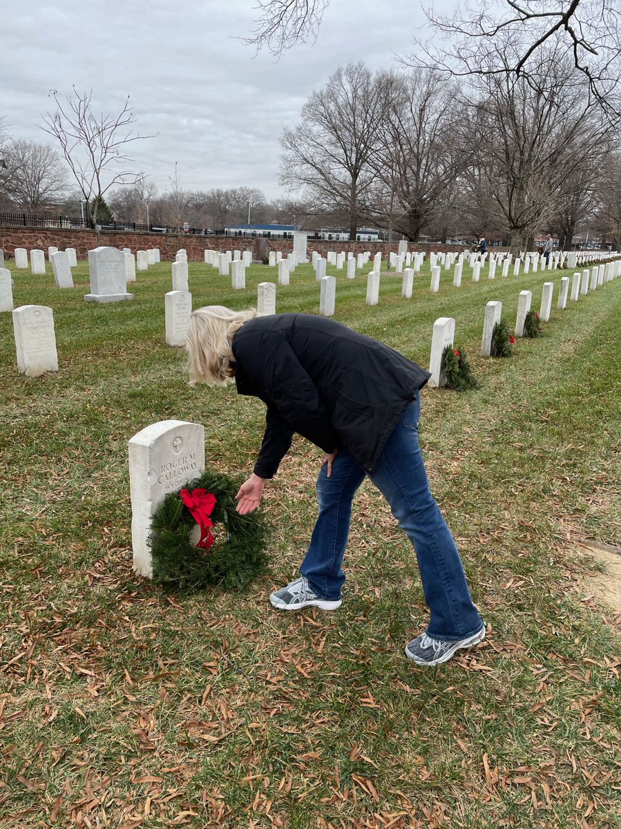 Liz_Cheney's tweet photo. It was a privilege to place wreaths this morning at ⁦@ArlingtonNatl⁩ cemetery to honor all who’ve served. #WreathsAcrossAmerica https://t.co/t07kZOlcWP