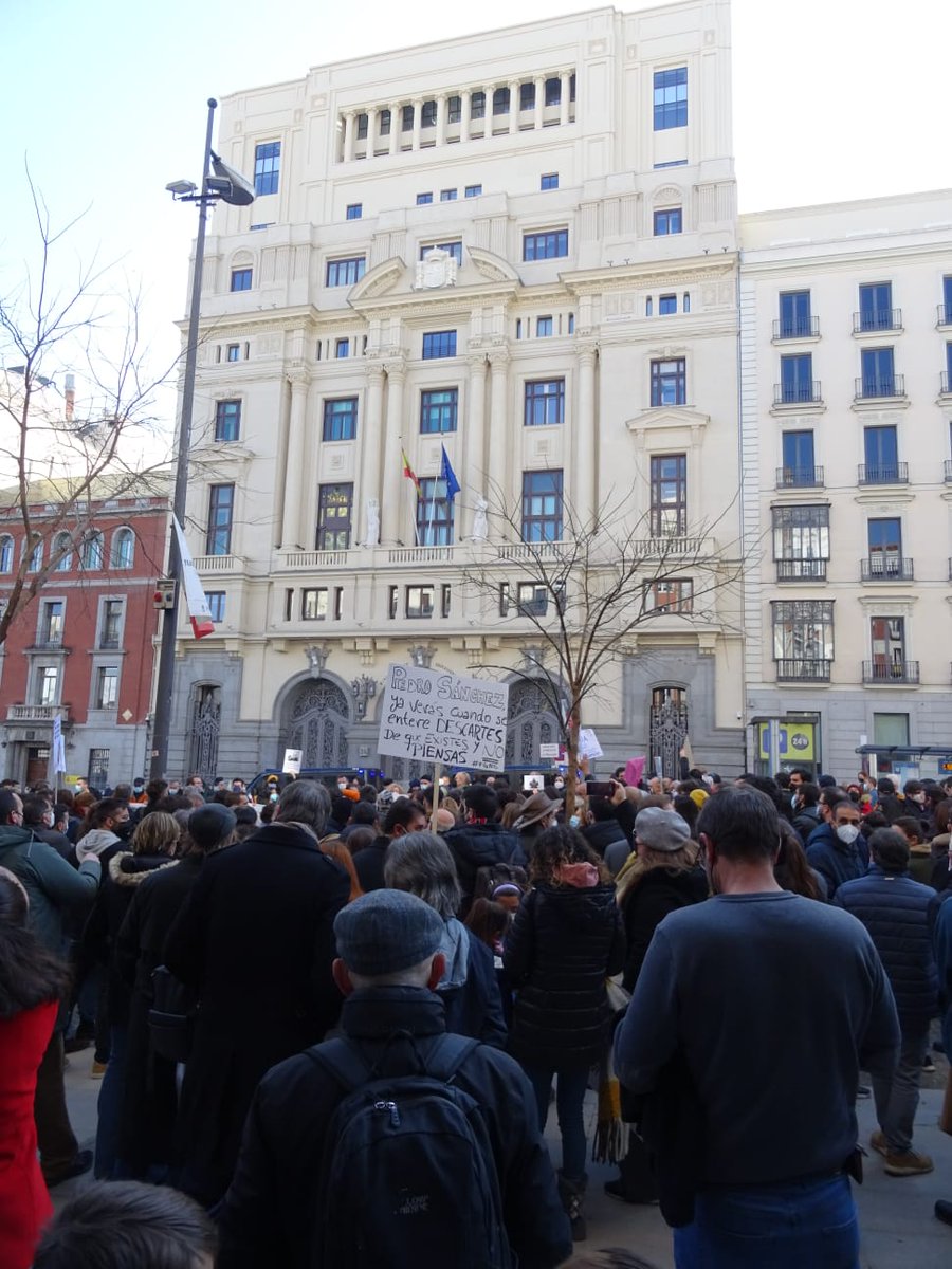 Trabajaremos sin descanso para que la #filosofía recupere su lugar en #ESO y #BACH. Queremos una enseñanza pública de calidad, integradora y humanista. Seguimos! 

Gracias a todos por el apoyo! 💐❤️

#18D #Filosofia18D #FilosofiaenLucha