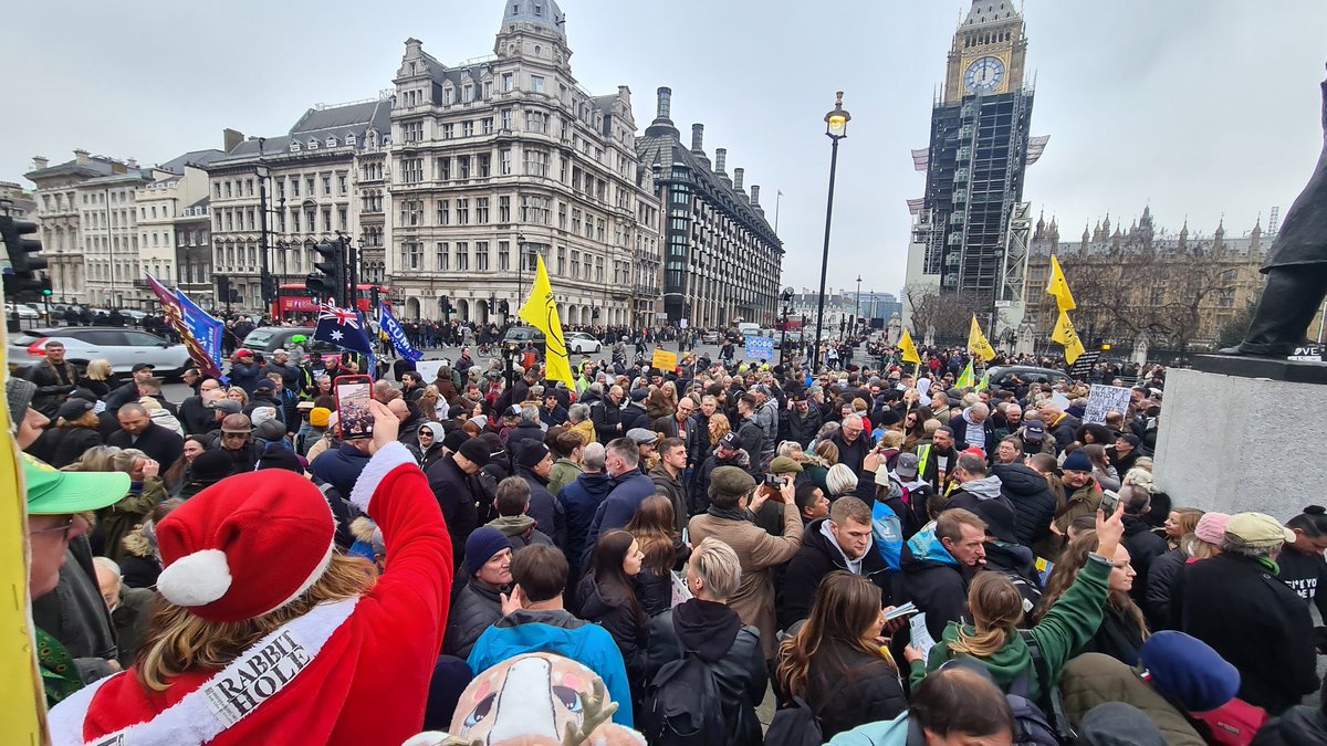 imzee786's tweet image. We here! ✊✊✊

#londonprotest
#lockdownuk #NoVaccinePassportAnywhere #NoVaccinePassport