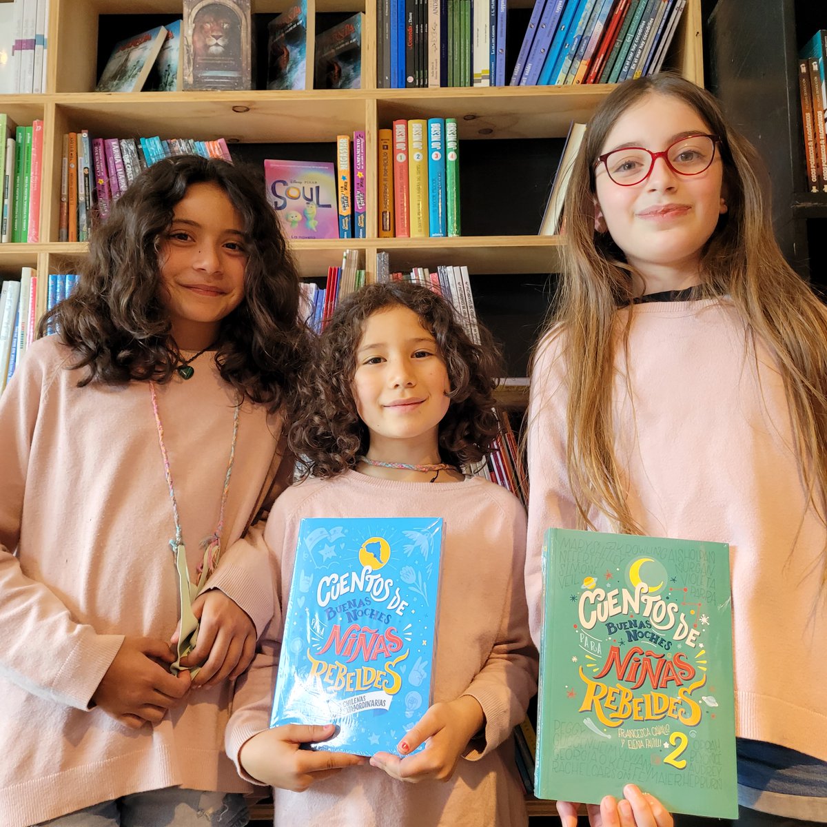 Bienvenidas sean las niñas rebeldes y empoderadas a la librería ✌😁Cuentos de Buenas Noches Para Niñas Rebeldes. Cien Chilenas Extraordinarias es el trabajo de diez ilustradoras y una escritora que recolectaron las historias de cien mujeres, de todas las épocas y profesiones.