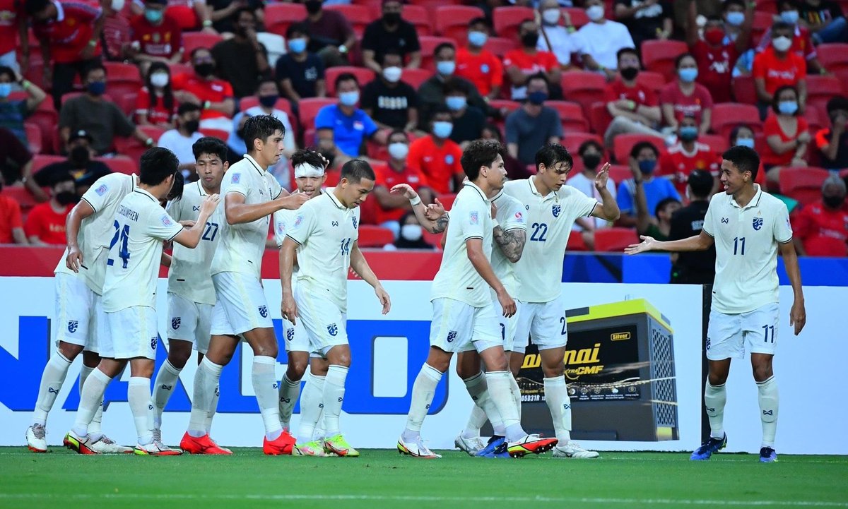 SystemFoot's tweet photo. [#AFFSuzukiCup2020🌏] La #Thaïlande 🇹🇭 l’emporte 2-0 face à #Singapour 🇸🇬 !

⚽️ #Dolah 31’
⚽️ #Jaided 45’+2

#THASIN https://t.co/EapQoLUJvO